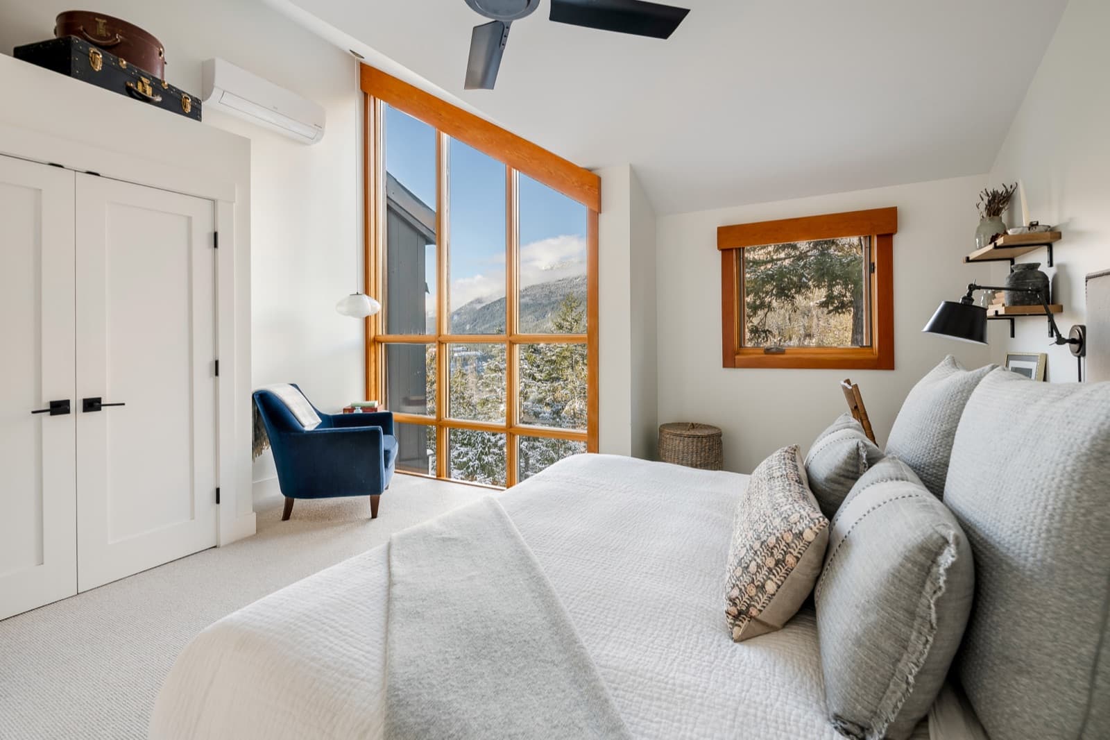 Luxe 5-BED Scandinave Retreat in Creekside