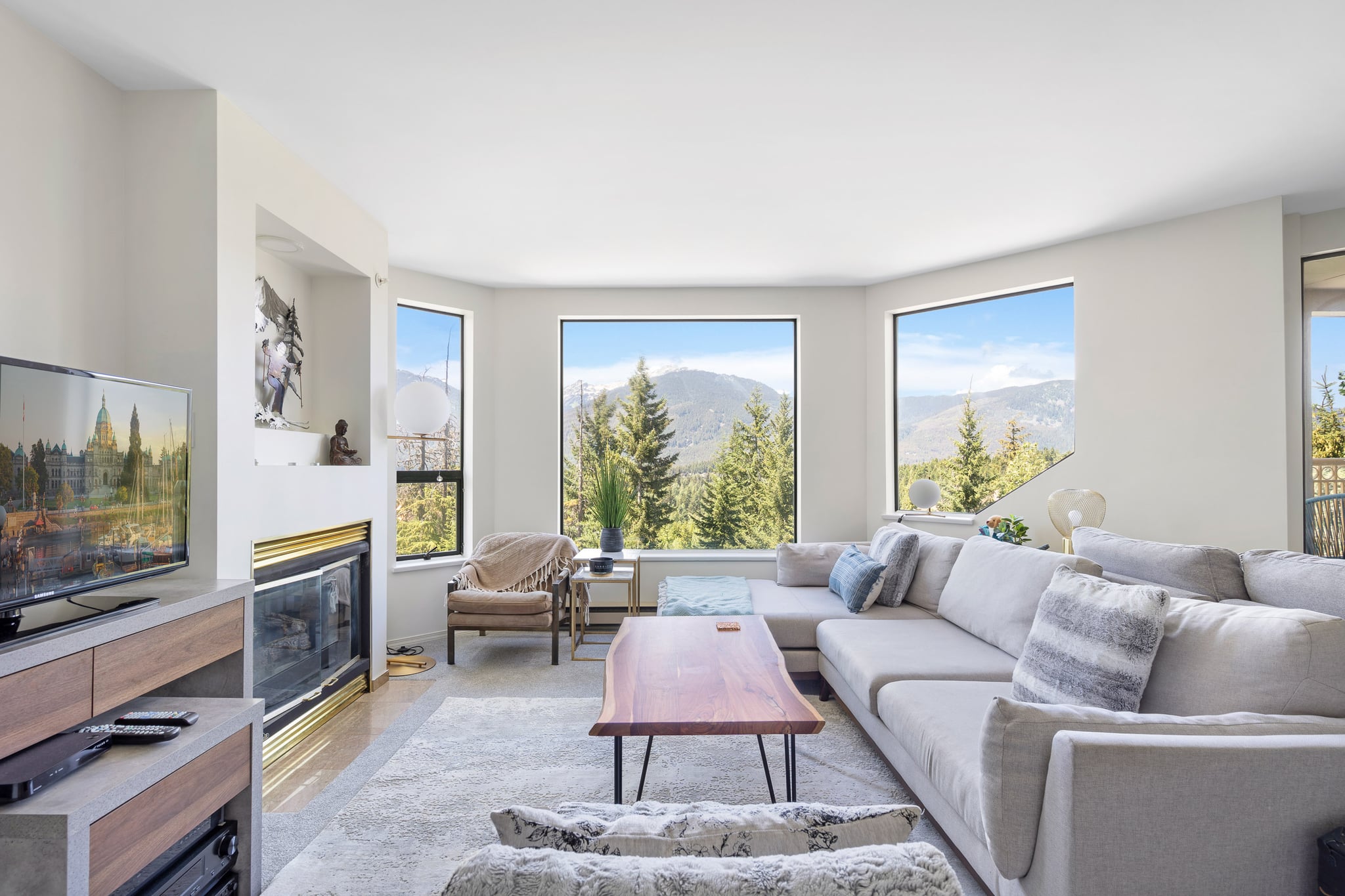 Luxury 3-Bed Property 4