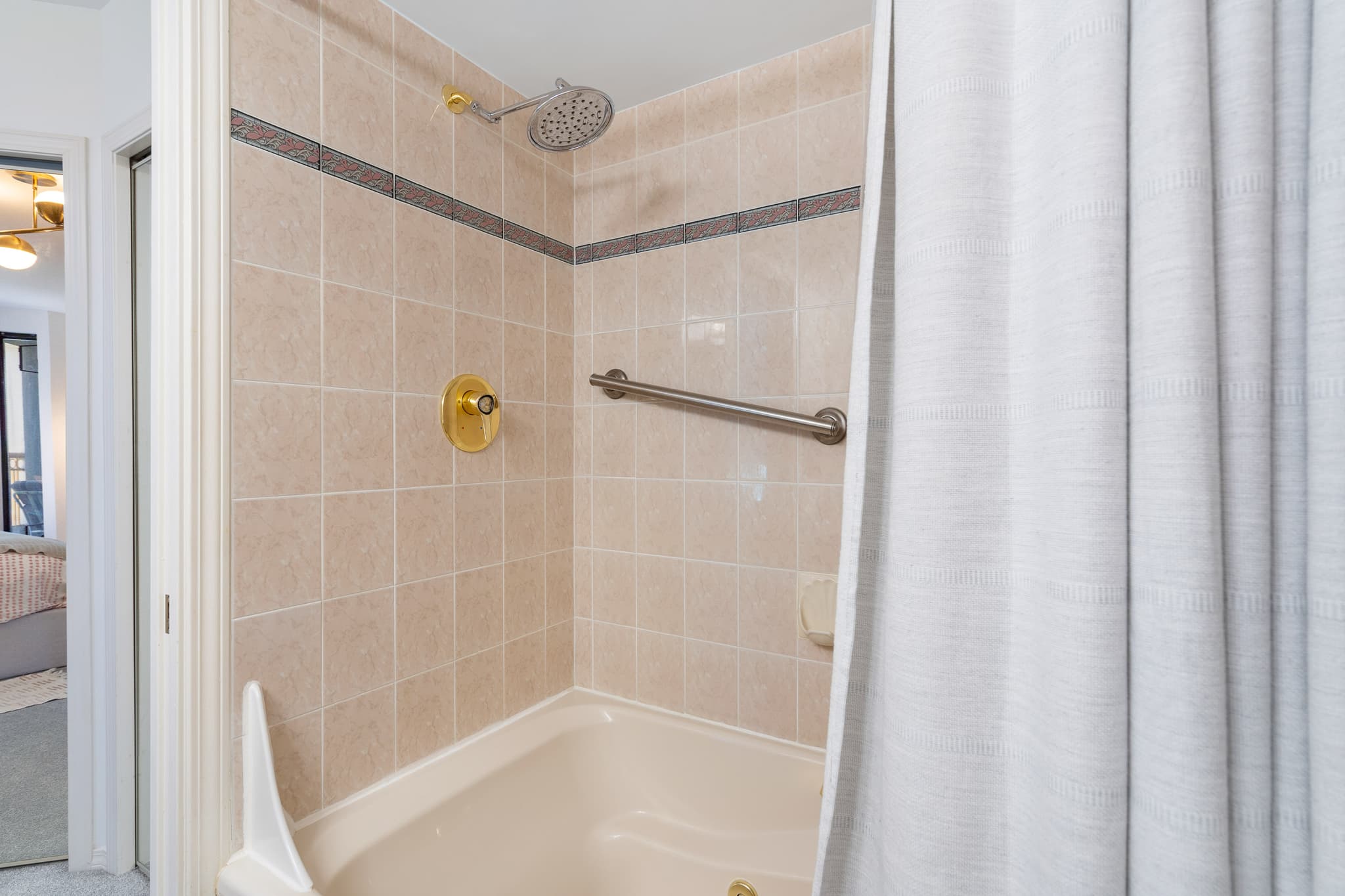 Luxury 3-Bed Property 16