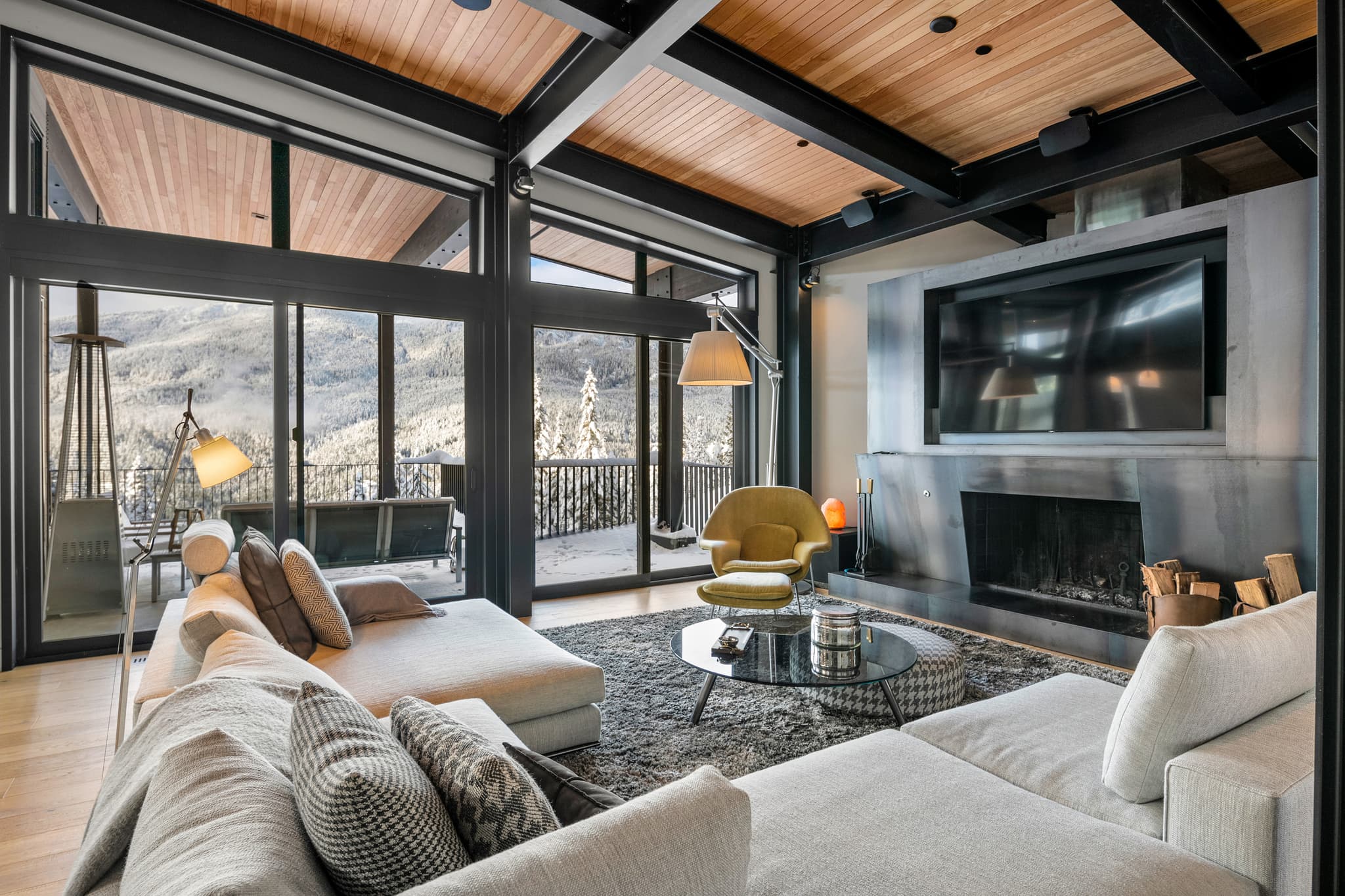 Chalet La Forja outdoor space with mountain views in summer