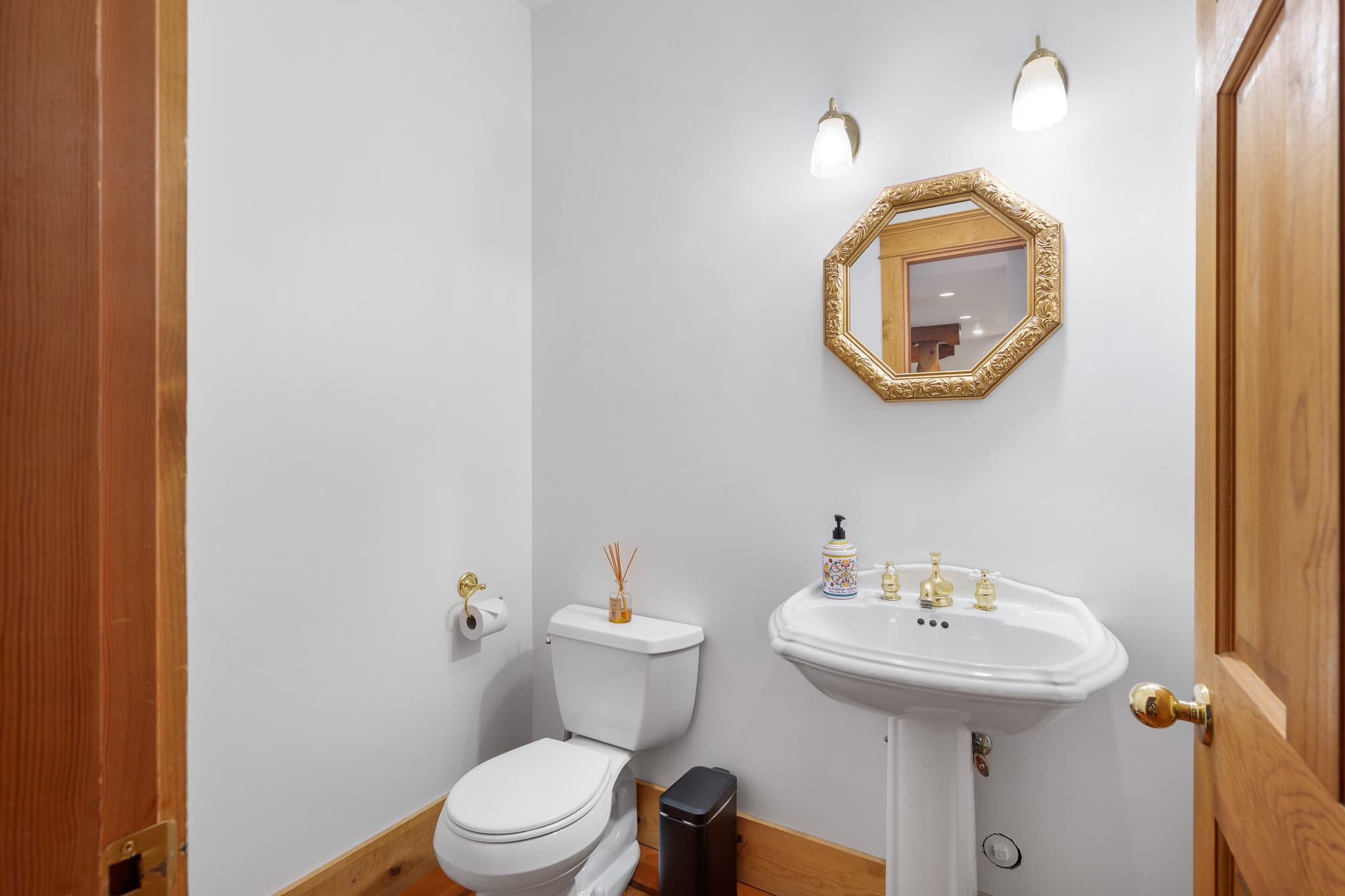 Falcon Blueberry Drive interior 18