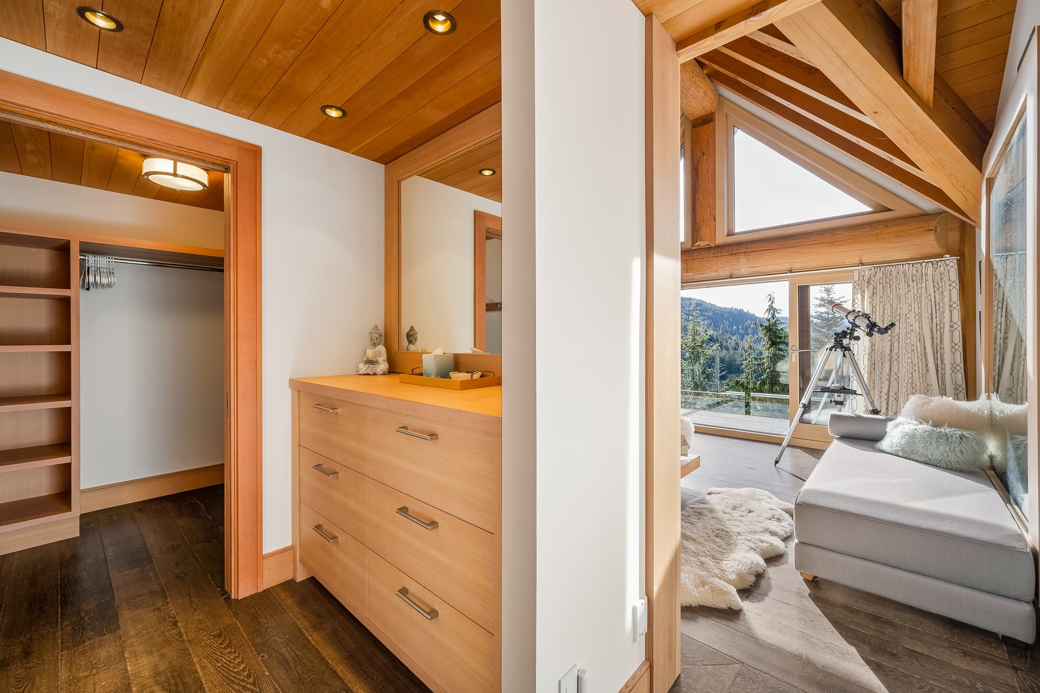 Panoramic Estate interior 17