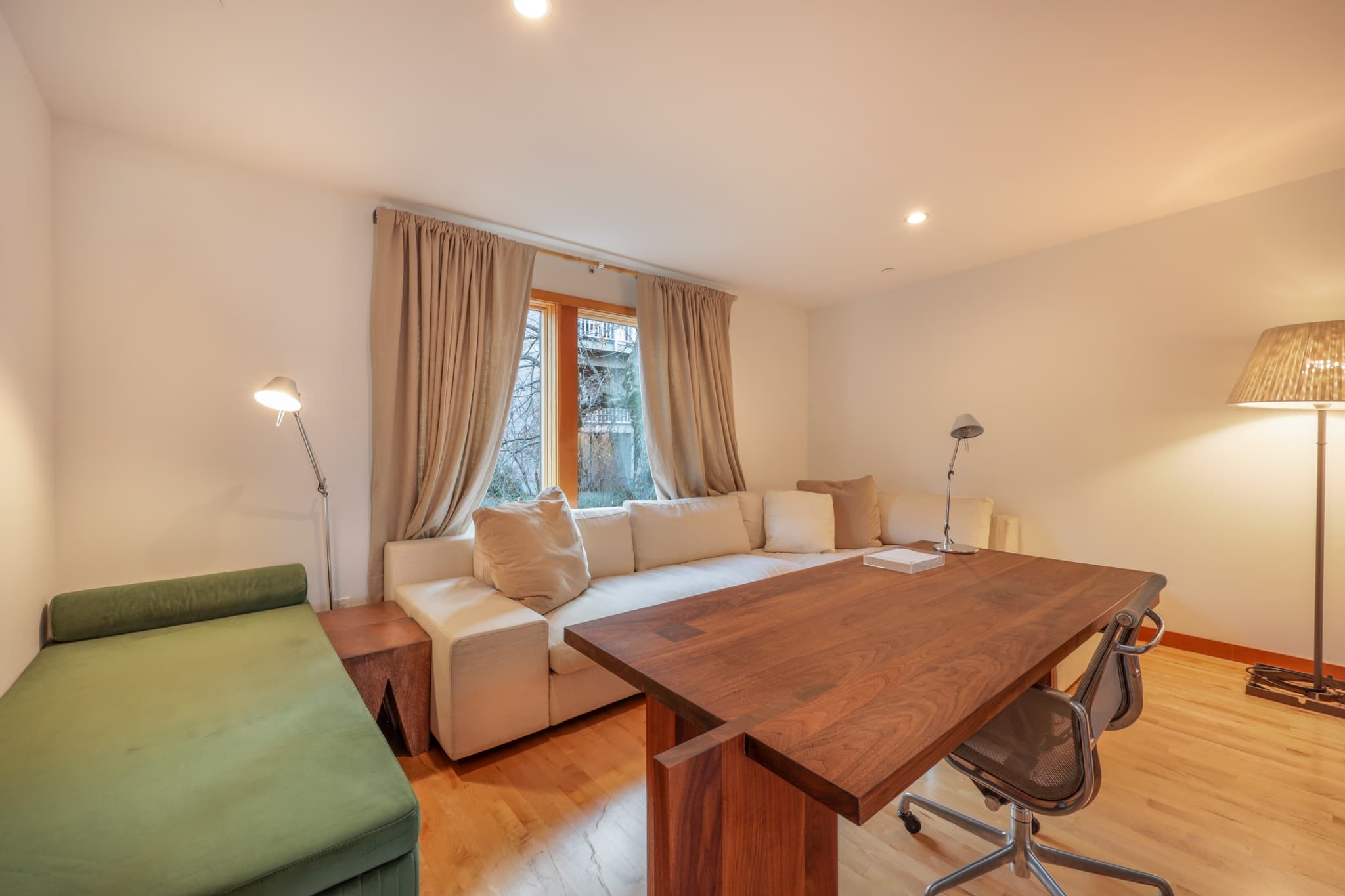 Hood River Luxury Home 26