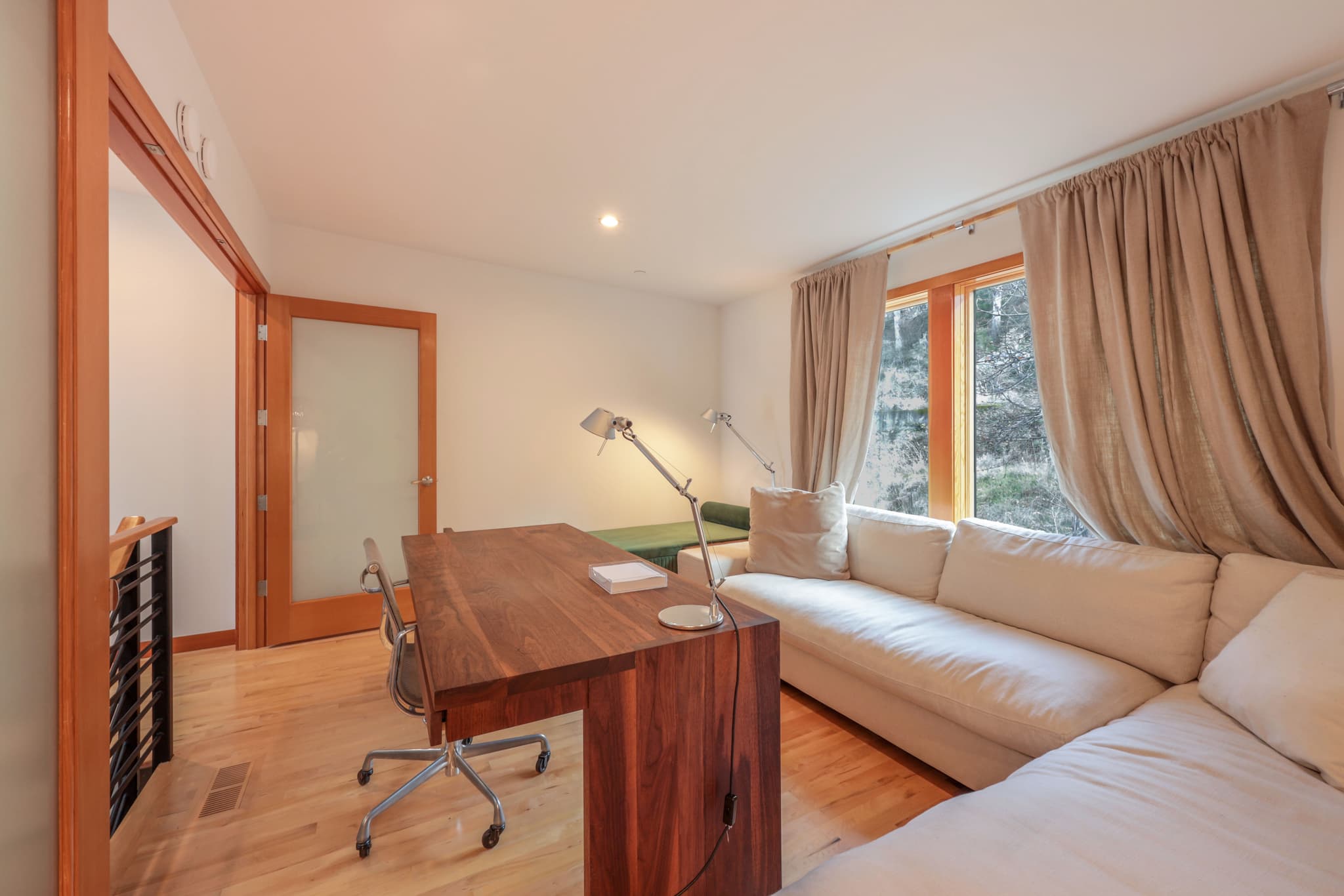 Hood River Luxury Home 27