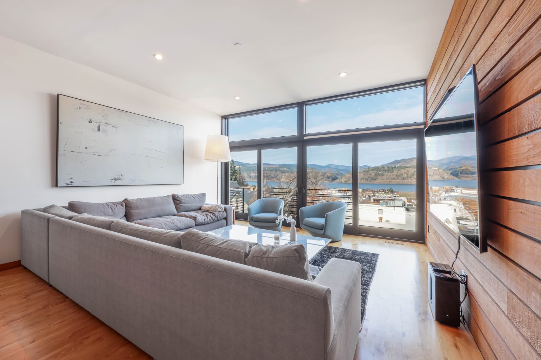 Hood River Luxury Home 15